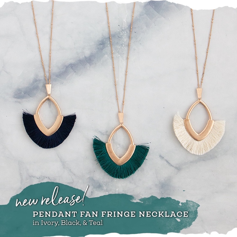 NWOT Pendant Fan Fringe Necklace in Teal